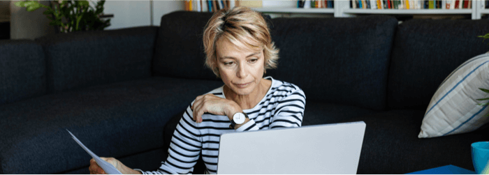 Mujer viendo la computadora