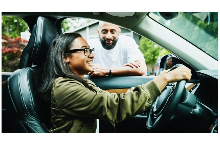 Un adolescente en un auto